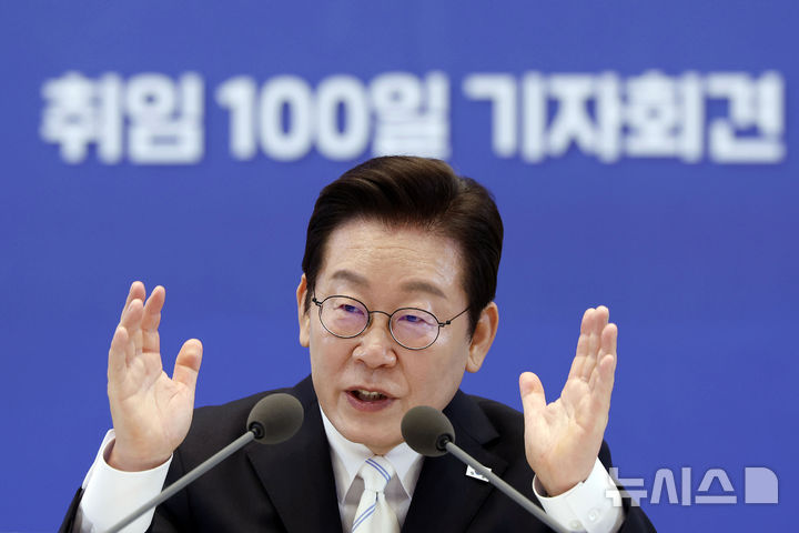 [서울=뉴시스] 최동준 기자 = 이재명 대통령이 11일 청와대 영빈관에서 열린 취임 100일 기자회견 '회복을 위한 100일, 미래를 위한 성장'에서 질문에 답변하고 있다. 2025.09.11. photocdj@newsis.com