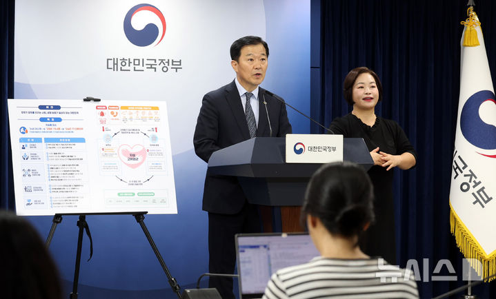 [서울=뉴시스] 추상철 기자 = 이형훈 보건복지부 2차관이 11일 오후 서울 종로구 정부서울청사에서 국가자살예방전략 관련 사전브리핑을 하고 있다. 2025.09.11. scchoo@newsis.com