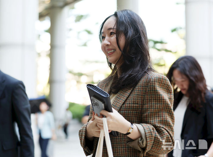 [서울=뉴시스] 홍효식 기자 = 민희진 전 어도어 대표가 지난 9월 11일 오후 서울 서초구 서울중앙지법에서 열린 하이브와의 주식 매매대금 청구 및 주주 간 계약 해지 확인 소송 관련 변론에 출석하고 있다. 2025.09.11. yesphoto@newsis.com