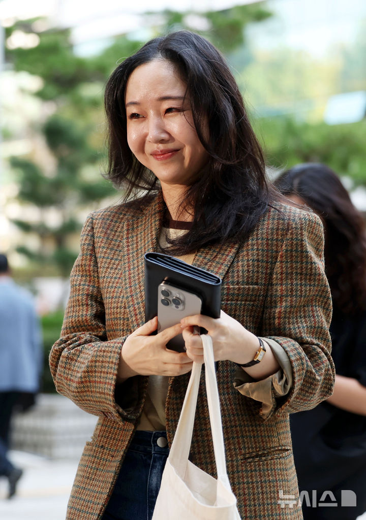 [서울=뉴시스] 홍효식 기자 = 민희진 전 어도어 대표가 11일 오후 서울 서초구 서울중앙지법에서 열린 하이브와의 주식 매매대금 청구 및 주주 간 계약 해지 확인 소송 관련 변론에 출석하고 있다. 2025.09.11. yesphoto@newsis.com