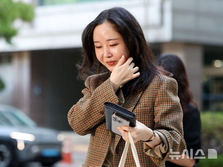 [서울=뉴시스] 홍효식 기자 = 민희진 전 어도어 대표가 지난 9월 서울 서초구 서울중앙지법에서 열린 하이브와의 주식 매매대금 청구 및 주주 간 계약 해지 확인 소송 관련 변론에 출석하고 있다. 2025.09.11. yesphoto@newsis.com