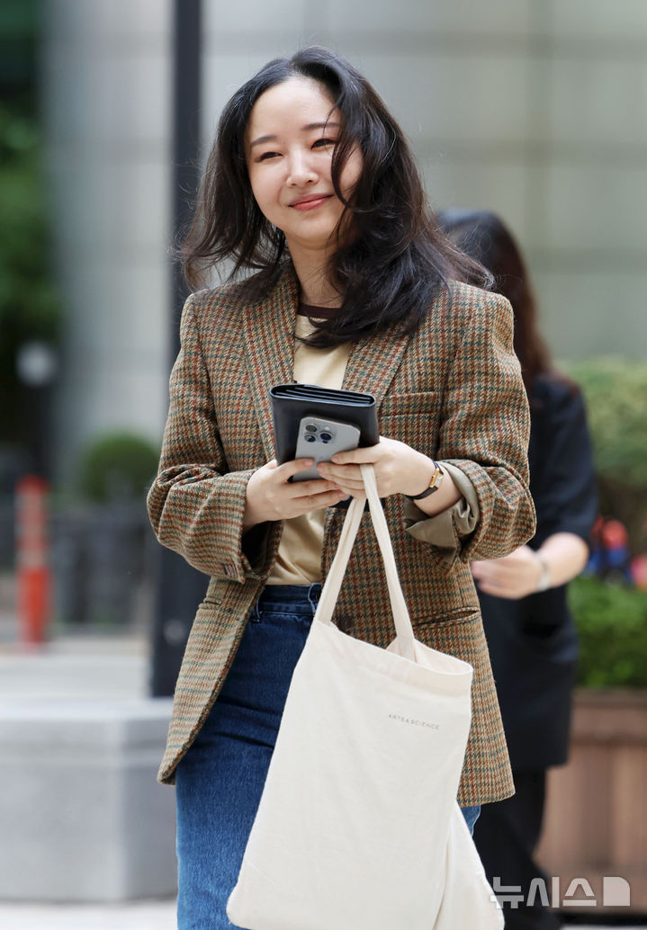 [서울=뉴시스] 홍효식 기자 = 민희진 전 어도어 대표가 11일 오후 서울 서초구 서울중앙지법에서 열린 하이브와의 주식 매매대금 청구 및 주주 간 계약 해지 확인 소송 관련 변론에 출석하고 있다. 2025.09.11. yesphoto@newsis.com