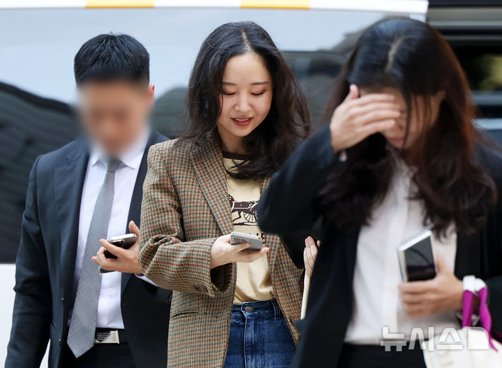 [서울=뉴시스] 홍효식 기자 = 민희진 전 어도어 대표가 11일 오후 서울 서초구 서울중앙지법에서 열린 하이브와의 주식 매매대금 청구 및 주주 간 계약 해지 확인 소송 관련 변론에 출석하고 있다. 2025.09.11. yesphoto@newsis.com