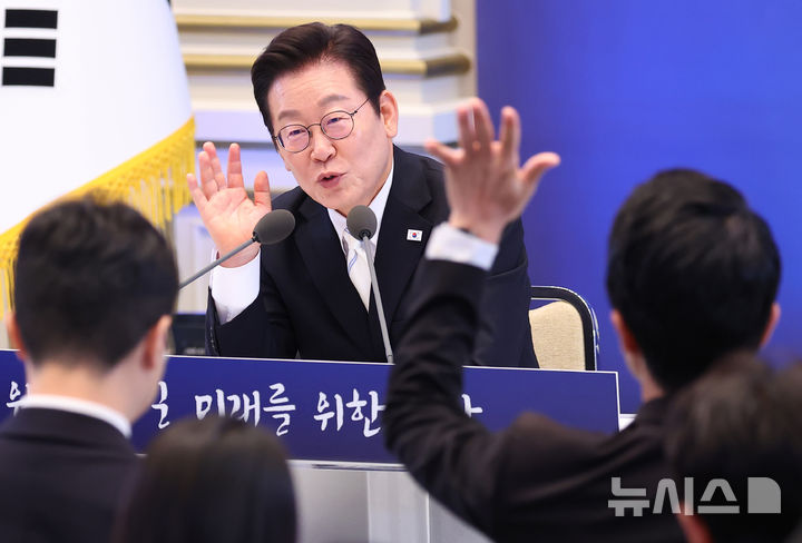 [서울=뉴시스] 고범준 기자 = 이재명 대통령이 11일 청와대 영빈관에서 열린 취임 100일 기자회견 '회복을 위한 100일, 미래를 위한 성장'에서 취재진 질문을 받고 있다. (대통령실통신사진기자단) 2025.09.11. bjko@newsis.com