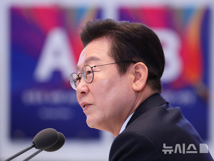 [서울=뉴시스] 고범준 기자 = 이재명 대통령이 11일 청와대 영빈관에서 열린 취임 100일 기자회견 '회복을 위한 100일, 미래를 위한 성장'에서 발언하고 있다. (대통령실통신사진기자단) 2025.09.11. bjko@newsis.com