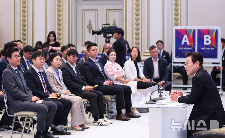 [서울=뉴시스] 고범준 기자 = 이재명 대통령이 11일 청와대 영빈관에서 열린 취임 100일 기자회견 '회복을 위한 100일, 미래를 위한 성장'에서 발언하고 있다. (대통령실통신사진기자단) 2025.09.11. bjko@newsis.com