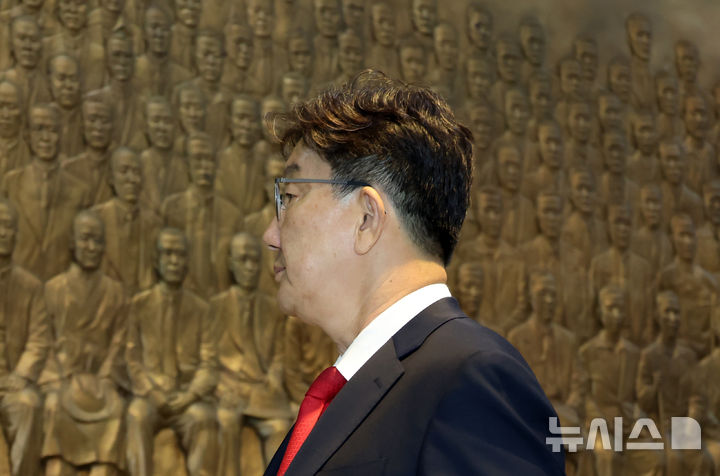 [서울=뉴시스] 고승민 기자 = 체포동의안이 본회의에 상정된 권성동 국민의힘 의원이 11일 서울 여의도 국회에서 의원총회를 마친 후 본회의장으로 이동하고 있다. 2025.09.11. kkssmm99@newsis.com