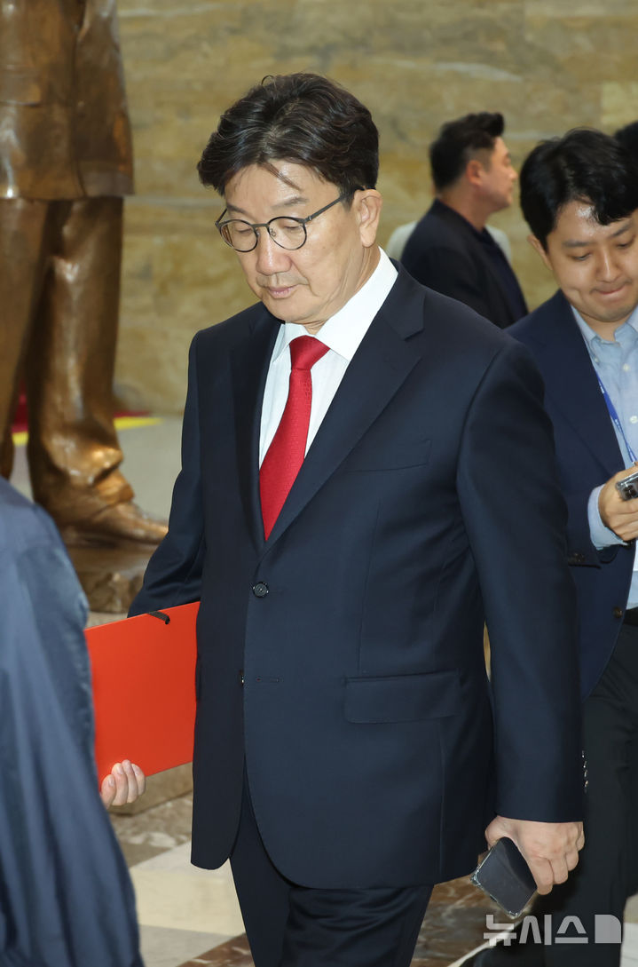 [서울=뉴시스] 고승민 기자 = 체포동의안이 본회의에 상정된 권성동 국민의힘 의원이 11일 서울 여의도 국회에서 의원총회를 마친 후 본회의장으로 이동하고 있다. 2025.09.11. kkssmm99@newsis.com