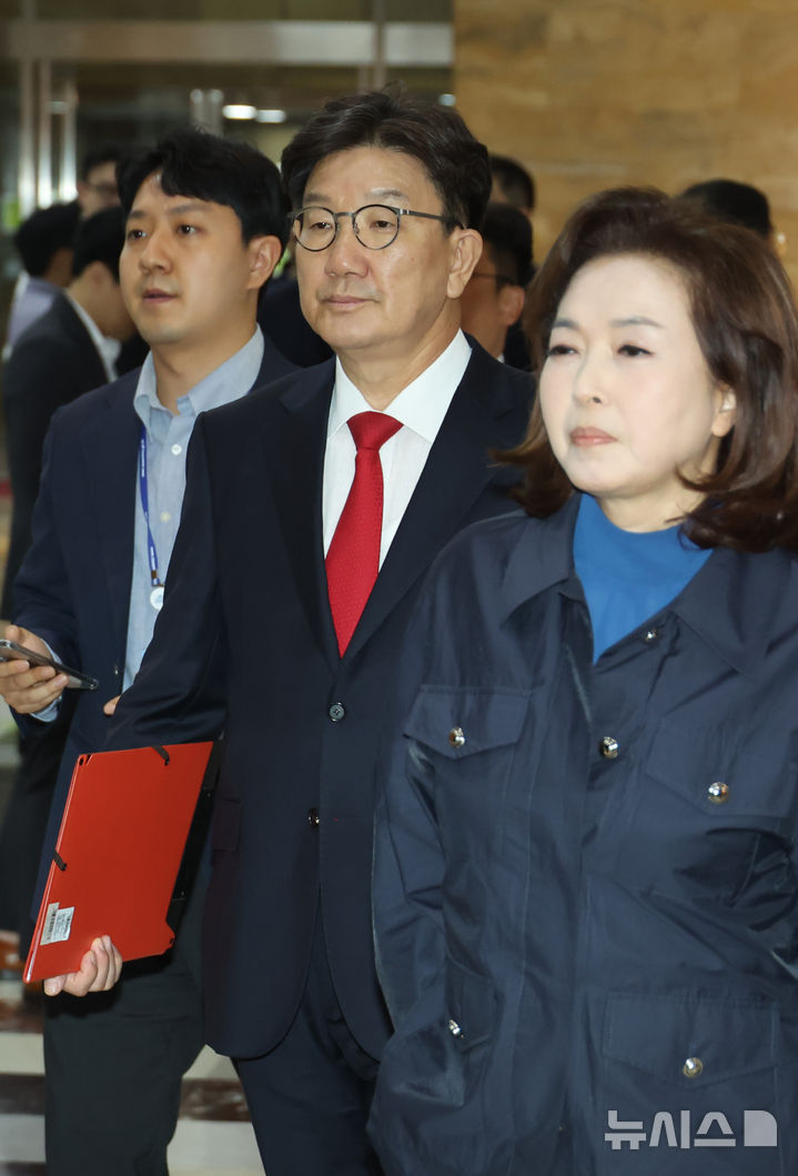 [서울=뉴시스] 고승민 기자 = 체포동의안이 본회의에 상정된 권성동 국민의힘 의원이 11일 서울 여의도 국회에서 의원총회를 마친 후 본회의장으로 이동하고 있다. 2025.09.11. kkssmm99@newsis.com