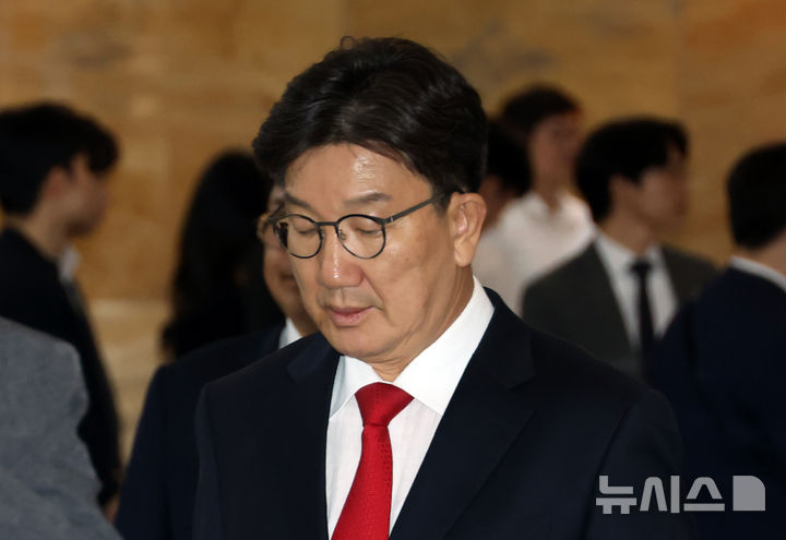 [서울=뉴시스] 고승민 기자 = 체포동의안이 본회의에 상정된 권성동 국민의힘 의원이 11일 서울 여의도 국회에서 의원총회를 마친 후 본회의장으로 이동하고 있다. 2025.09.11. kkssmm99@newsis.com