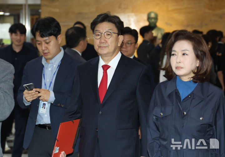 [서울=뉴시스] 고승민 기자 = 체포동의안이 본회의에 상정된 권성동 국민의힘 의원이 11일 서울 여의도 국회에서 의원총회를 마친 후 본회의장으로 이동하고 있다. 2025.09.11. kkssmm99@newsis.com