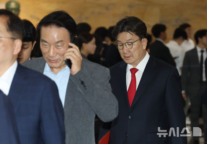 [서울=뉴시스] 고승민 기자 = 체포동의안이 본회의에 상정된 권성동 국민의힘 의원이 11일 서울 여의도 국회에서 의원총회를 마친 후 본회의장으로 이동하고 있다. 2025.09.11. kkssmm99@newsis.com