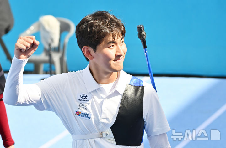[광주=뉴시스] 이영주 기자 = 11일 오후 광주 동구 5·18민주광장에서 열린 광주2025현대세계양궁선수권대회 리커브 남성 개인전 8강, 대한민국 국가대표 김제덕(예천군청)이 대만 국가대표 당즈준(Tang Chih-Chun)을 상대로 승리하고 4강 진출을 확정지은 뒤 기뻐하고 있다. 2025.09.11. leeyj2578@newsis.com