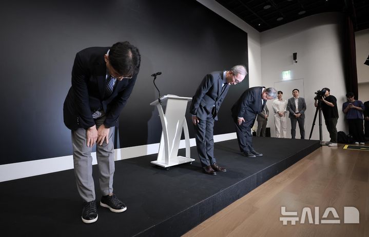 [서울=뉴시스] 정병혁 기자 = 김영섭(가운데) KT 대표이사가 11일 서울 종로구 KT 광화문빌딩 웨스트 사옥에서 소액결제 피해 관련 기자 브리핑에 앞서 고개 숙여 사과하고 있다. 2025.09.11. jhope@newsis.com