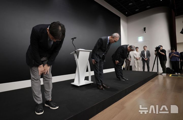 [서울=뉴시스] 정병혁 기자 = 김영섭(가운데) KT 대표이사가 11일 서울 종로구 KT 광화문빌딩 웨스트 사옥에서 소액결제 피해 관련 기자 브리핑에 앞서 고개 숙여 사과하고 있다. 2025.09.11. jhope@newsis.com