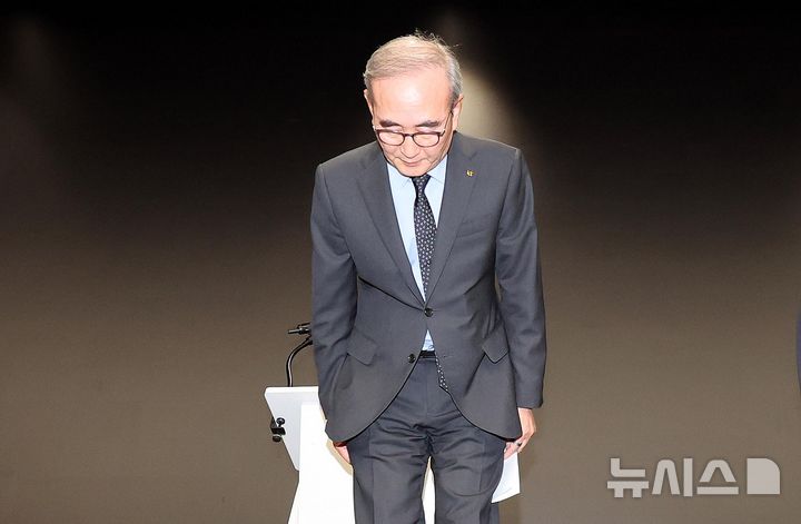 [서울=뉴시스] 정병혁 기자 = 김영섭(가운데) KT 대표가 지난 11일 서울 종로구 KT 광화문빌딩 웨스트 사옥에서 소액결제 피해 관련 기자 브리핑에 앞서 고개 숙여 사과하고 있다. (공동취재) 2025.09.11. photo@newsis.com