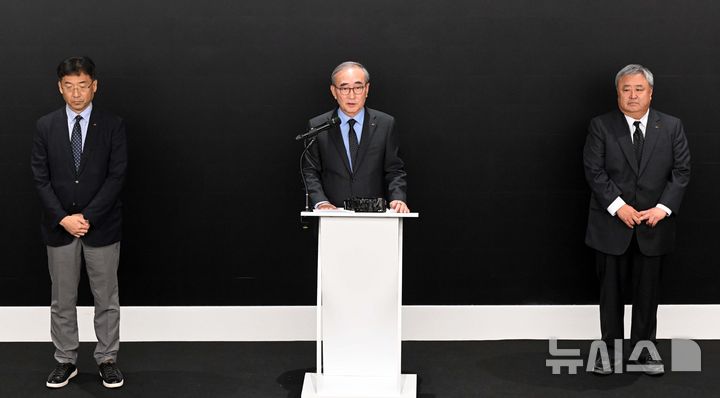 [서울=뉴시스] 정병혁 기자 = 김영섭 KT 대표이사가 11일 서울 종로구 KT 광화문빌딩 웨스트 사옥에서 소액결제 피해 관련 기자 브리핑을 하고 있다. 왼쪽부터 서창석 KT 네트워크부문장, 김 대표이사, 이현석 KT 고객(Customer)부문장. (공동취재) 2025.09.11. photo@newsis.com