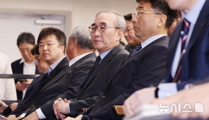 [서울=뉴시스] 정병혁 기자 = 김영섭 KT 대표이사가 11일 오후 서울 종로구 KT 광화문 West 사옥에서 열린 소액결제 피해 관련 기자 브리핑에 참석하고 있다. (공동취재) 2025.09.11. photo@newsis.com