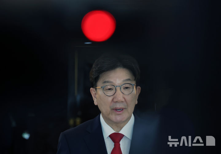 [서울=뉴시스] 고승민 기자 = 권성동 국민의힘 의원이 11일 서울 여의도 국회에서 열린 본회의에서 자신의 체포동의안에 찬성표를 던진 후 나와 입장 발표를 하고 있다. 2025.09.11. kkssmm99@newsis.com