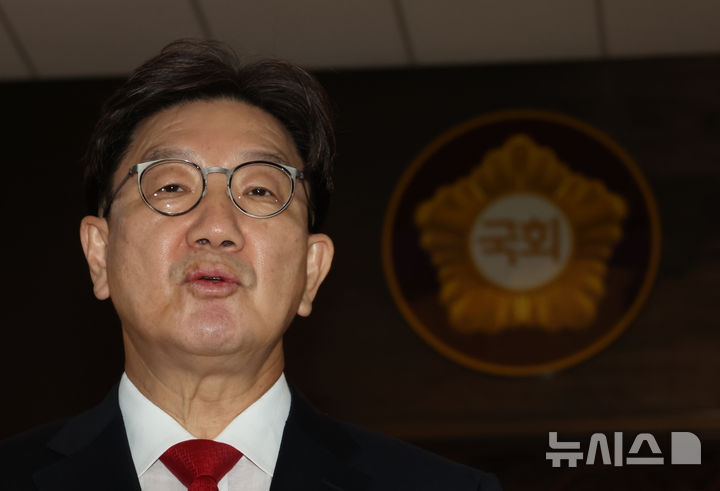 [서울=뉴시스] 고승민 기자 = 권성동 국민의힘 의원이 지난 11일 서울 여의도 국회에서 열린 본회의에서 자신의 체포동의안에 찬성표를 던진 후 나와 입장 발표를 하고 있다. 2025.09.12. kkssmm99@newsis.com