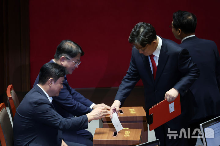 [서울=뉴시스] 김명년 기자 = 권성동 국민의힘 의원이 11일 오후 서울 여의도 국회에서 열린 제249회국회(정기회) 제4차 본회의에서 자신의 체포동의안에 대해 투표하고 있다. 2025.09.11. kmn@newsis.com