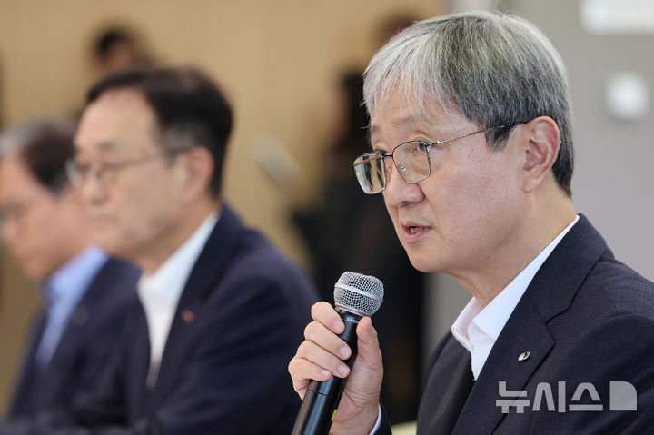 [서울=뉴시스] 조성우 기자 = 이찬진 금융감독원장이 11일 오후 서울 강남구 네이버스퀘어 역삼에서 열린 빅테크 CEO 간담회에서 발언하고 있다. 2025.09.11. xconfind@newsis.com