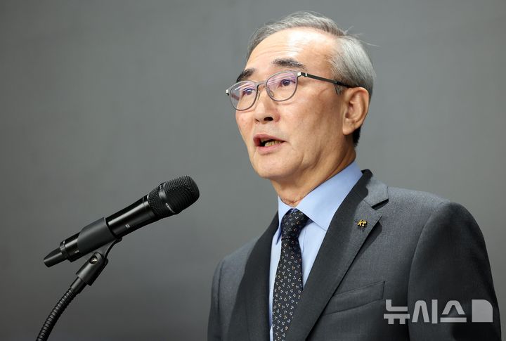 [서울=뉴시스] 정병혁 기자 = 김영섭 KT 대표이사가 11일 오후 서울 종로구 KT 광화문 West 사옥에서 소액결제 피해 관련 기자 브리핑을 하고 있다. (공동취재) 2025.09.11. photo@newsis.com