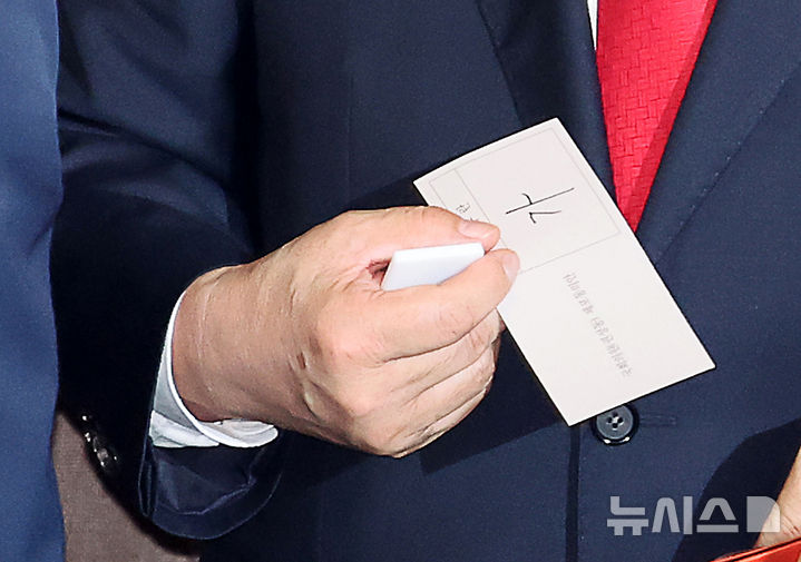 [서울=뉴시스] 김명년 기자 = 11일 오후 서울 여의도 국회에서 열린 제249회국회(정기회) 제4차 본회의에서 권성동 국민의힘 의원이 자신의 체포동의안에 대해 '가'라고 적힌 투표지를 들고 투표함으로 이동하고 있다. 2025.09.11. kmn@newsis.com