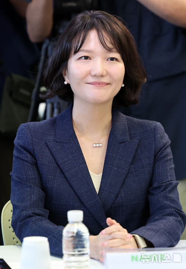 [서울=뉴시스] 조성우 기자 = 최수연 네이버 대표이사 사장이 11일 오후 서울 강남구 네이버스퀘어 역삼에서 열린 빅테크 CEO 간담회에서 이찬진 금융감독원장 발언을 듣고 있다. 2025.09.11. xconfind@newsis.com