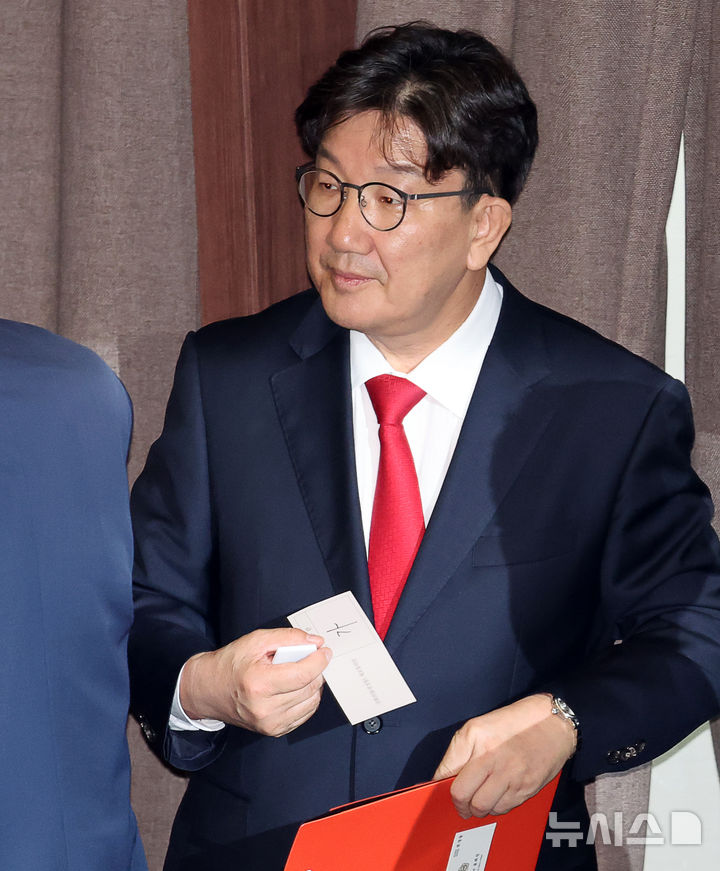 [서울=뉴시스] 김명년 기자 = 권성동 국민의힘 의원이 11일 오후 서울 여의도 국회에서 열린 제249회국회(정기회) 제4차 본회의에서 자신의 체포동의안에 대해 기표한 후 투표를 위해 이동하고 있다. 2025.09.11. kmn@newsis.com