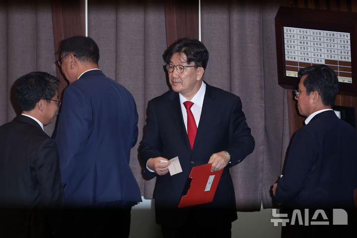 [서울=뉴시스] 김명년 기자 = 권성동 국민의힘 의원이 11일 오후 서울 여의도 국회에서 열린 제249회국회(정기회) 제4차 본회의에서 자신의 체포동의안에 대해 기표한 후 투표를 위해 이동하고 있다. 2025.09.11. kmn@newsis.com