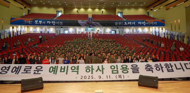 [서울=뉴시스] 11일 충북 괴산 육군학생군사학교에서 열린 '예비역 하사 임용식'에서 고현석 육군참모차장과 예비역 하사 임용자 및 가족들이 기념촬영 하고 있다. (사진=육군 제공) 2025.09.11. photo@newsis.com *재판매 및 DB 금지