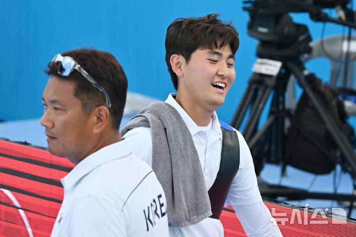 [광주=뉴시스] 이영주 기자 = 11일 오후 광주 동구 5·18민주광장에서 열린 광주2025현대세계양궁선수권대회 리커브 남성 개인전 4강, 대한민국 국가대표 김제덕(예천군청)이 결승 진출에 실패하자 아쉬워하고 있다. 2025.09.11. leeyj2578@newsis.com