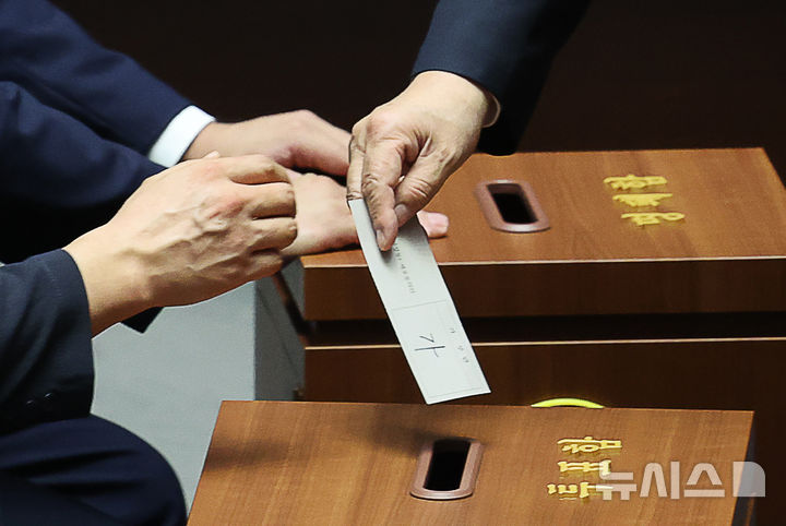 [서울=뉴시스] 김명년 기자 = 11일 오후 서울 여의도 국회에서 열린 제249회국회(정기회) 제4차 본회의에서 권성동 국민의힘 의원이 자신의 체포동의안에 대한 찬성 투표지를 투표함에 넣고 있다. 2025.09.11. kmn@newsis.com