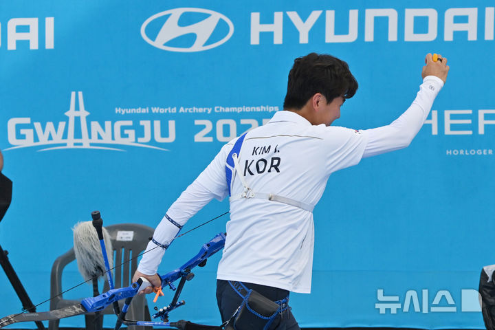 [광주=뉴시스] 이영주 기자 = 11일 오후 광주 동구 5·18민주광장에서 열린 광주2025현대세계양궁선수권대회 리커브 남성 개인전 동메달 결정전, 대한민국 국가대표 김제덕(예천군청)이 이탈리아 국가대표 마테오 보르사니(Matteo Borsani)를 상대로 승리하는 순간 환호하고 있다. 2025.09.11. leeyj2578@newsis.com
