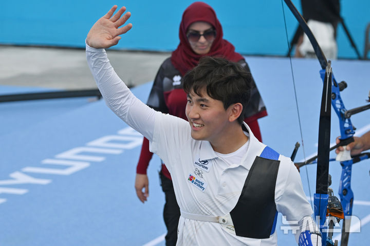 [광주=뉴시스] 이영주 기자 = 11일 오후 광주 동구 5·18민주광장에서 열린 광주2025현대세계양궁선수권대회 리커브 남성 개인전 동메달 결정전, 대한민국 국가대표 김제덕(예천군청)이 이탈리아 국가대표 마테오 보르사니(Matteo Borsani)를 상대로 승리한 뒤 관중석을 향해 손을 흔들고 있다. 2025.09.11. leeyj2578@newsis.com