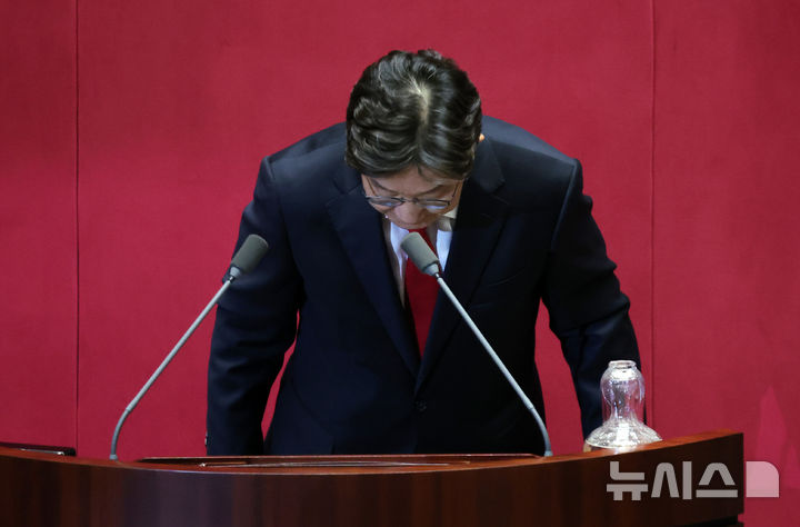 [서울=뉴시스] 김명년 기자 = 권성동 국민의힘 의원이 지난 11일 오후 서울 여의도 국회에서 열린 제249회국회(정기회) 제4차 본회의에서 자신의 체포동의안에 대한 신상 발언을 마치고 인사하고 있다. 2025.09.11. kmn@newsis.com