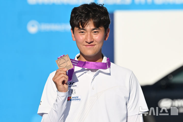 [광주=뉴시스] 이영주 기자 = 11일 오후 광주 동구 5·18민주광장에서 열린 광주2025현대세계양궁선수권대회 리커브 남성 개인전, 동메달을 획득한 대한민국 국가대표 김제덕(예천군청)이 포디움에 오르며 세리머니 하고 있다. 2025.09.11. leeyj2578@newsis.com