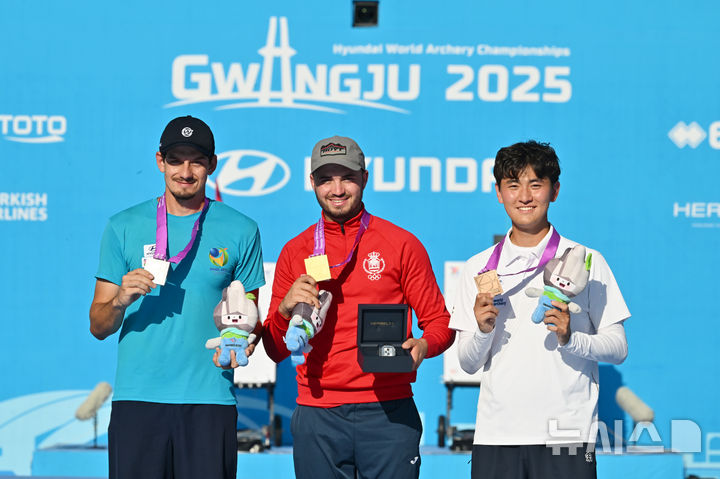 [광주=뉴시스] 이영주 기자 = 11일 오후 광주 동구 5·18민주광장에서 열린 광주2025현대세계양궁선수권대회 리커브 남성 개인전, 메달리스트들이 포디움 위에서 기념사진을 촬영하고 있다. 왼쪽부터 은메달을 수상한 브라질 국가대표 마르쿠스 달메이다(Marcus D'almeida), 금메달을 수상한 스페인 국가대표 안드레스 테미노 미디엘(Andres Temeno Mediel), 동메달을 수상한 대한민국 국가대표 김제덕(예천군청). 2025.09.11. leeyj2578@newsis.com