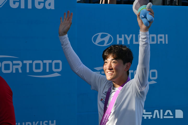 [광주=뉴시스] 이영주 기자 = 11일 오후 광주 동구 5·18민주광장에서 열린 광주2025현대세계양궁선수권대회 리커브 남성 개인전, 대한민국 국가대표 김제덕(예천군청)이 동메달을 획득한 뒤 관중석을 향해 손을 흔들고 있다. 2025.09.11. leeyj2578@newsis.com