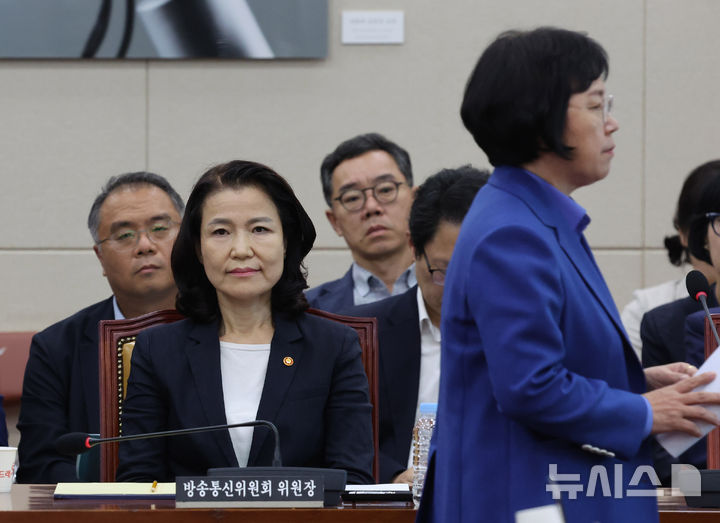 [서울=뉴시스] 김명년 기자 = 김현 국회 과학기술정보방송통신위원회 더불어민주당 간사가 11일 오후 서울 여의도 국회에서 과방위 전체회의에 참석한 이진숙 방송통신위원장 앞으로 지나가고 있다. 2025.09.11. kmn@newsis.com