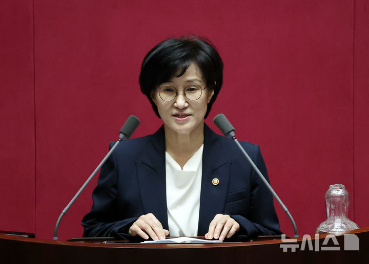 [서울=뉴시스] 김명년 기자 = 원민경 신임 여성가족부 장관이 지난 9월 11일 오후 서울 여의도 국회에서 열린 제249회국회(정기회) 제4차 본회의에서 발언하고 있다. 2025.09.11. kmn@newsis.com