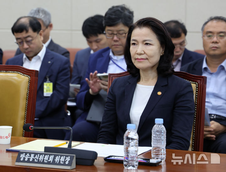 [서울=뉴시스] 김명년 기자 = 이진숙 방송통신위원장이 11일 오후 서울 여의도 국회에서 과학기술정보방송통신위원회 전체회의에 참석해 있다. 2025.09.11. kmn@newsis.com