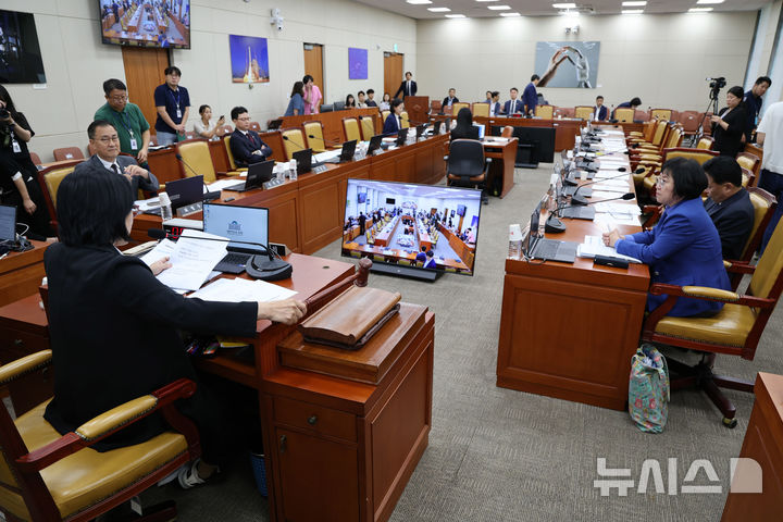 [서울=뉴시스] 김명년 기자 = 11일 오후 서울 여의도 국회에서 열린 과학기술정보방송통신위원회 전체회의에서 최민희 위원장이 의사봉을 두드리고 있다. 2025.09.11. kmn@newsis.com