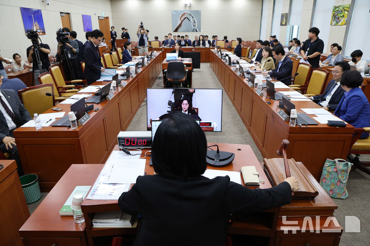 [서울=뉴시스] 김명년 기자 = 11일 오후 서울 여의도 국회에서 열린 과학기술정보방송통신위원회 전체회의에서 최민희 위원장이 의사봉을 두드리고 있다. 2025.09.11. kmn@newsis.com