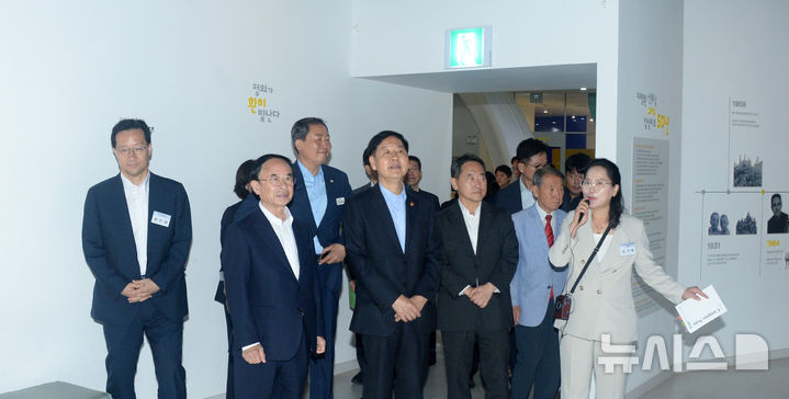 [임실=뉴시스] 김얼 기자 = 구윤철(가운데) 부총리를 비롯한 관계자들이 11일 전북 임실군 인실치츠테마파크에서 열린 '지방살리기 상생소비 활성화를 위한 자매결연 협약식'을 마치고 현장방문을 하고 있다. 2025.09.11. pmkeul@newsis.com