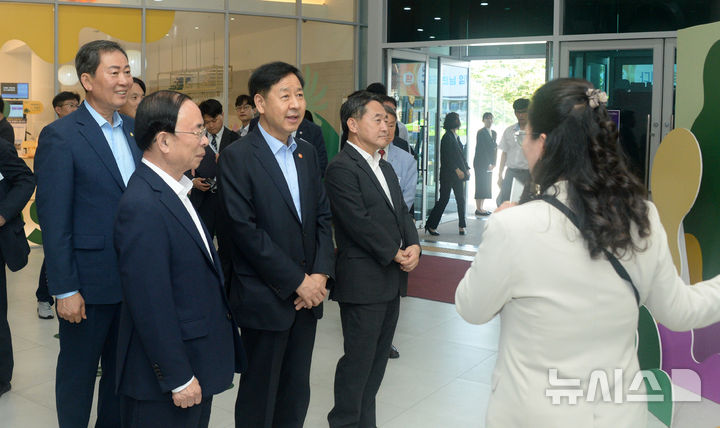 [임실=뉴시스] 김얼 기자 = 구윤철(가운데) 부총리를 비롯한 관계자들이 11일 전북 임실군 인실치츠테마파크에서 열린 '지방살리기 상생소비 활성화를 위한 자매결연 협약식'을 마치고 현장방문을 하고 있다. 2025.09.11. pmkeul@newsis.com