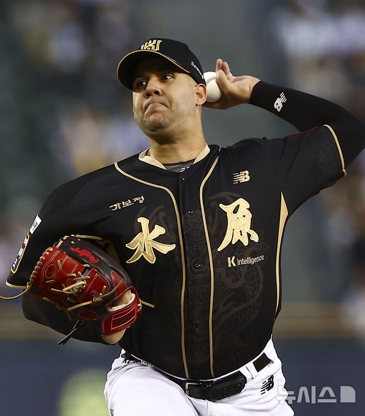 [서울=뉴시스] 김근수 기자 = 11일 서울 송파구 잠실야구장에서 열린 2025 KBO리그 KT 위즈 대 LG 트윈스의 경기, 1회말 KT 선발 헤이수스가 공을 던지고 있다. 2025.09.11. ks@newsis.com