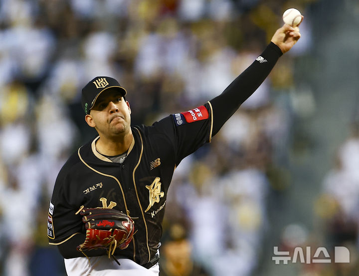 [서울=뉴시스] 김근수 기자 = 11일 서울 송파구 잠실야구장에서 열린 2025 KBO리그 KT 위즈 대 LG 트윈스의 경기, 1회말 KT 선발 헤이수스가 공을 던지고 있다. 2025.09.11. ks@newsis.com