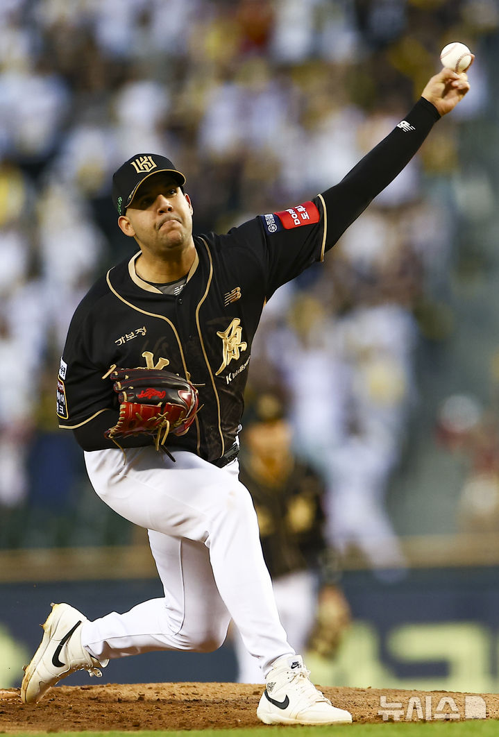 [서울=뉴시스] 김근수 기자 = 11일 서울 송파구 잠실야구장에서 열린 2025 KBO리그 KT 위즈 대 LG 트윈스의 경기, 1회말 KT 선발 헤이수스가 공을 던지고 있다. 2025.09.11. ks@newsis.com